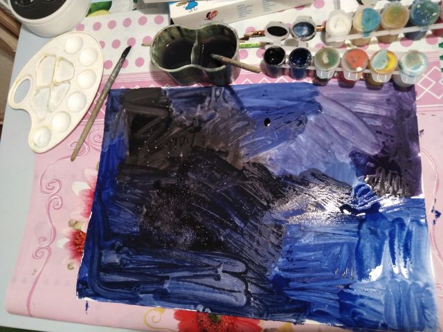 2. Пока не высохла краска, в нескольких местах фон можно посыпать солью.