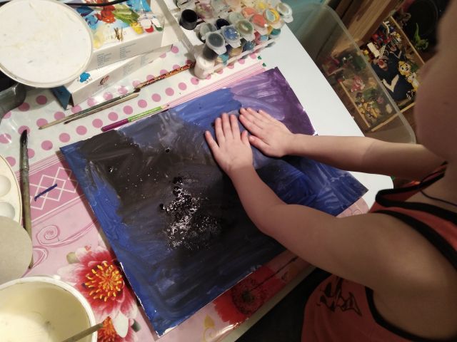 3. Затем берем планеты, мажем клеем и ребенок их приклеивает.