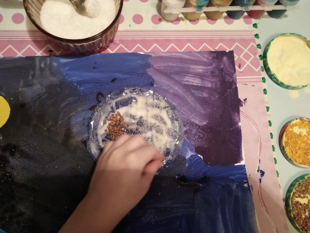 4. Наносим клей ПВА (толстым слоем) на одну планету и посыпаем её крупой