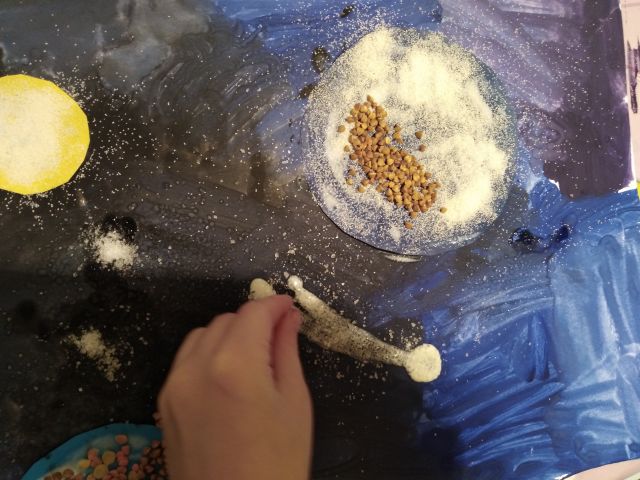 6. Затем взрослый может нарисовать клеем ПВА комету. 