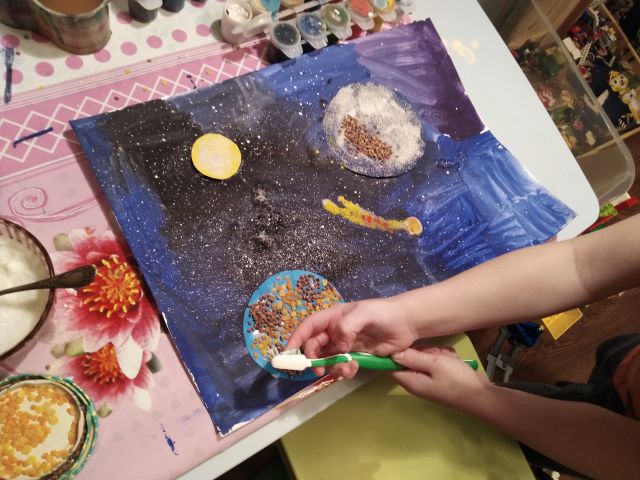 7. Далее берём зубную щётку и набрызгиваем звёзды. 