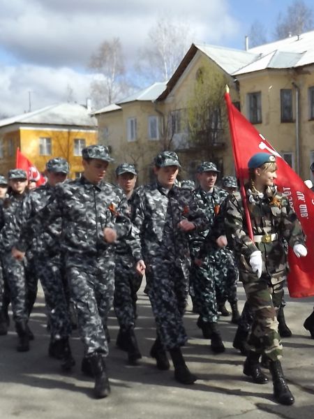 Фото 2. За «Бессмертным полком», чеканя шаг, идут юнармейцы