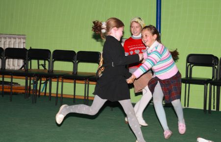 4. Заливается звонок, на переменку всех зовёт.