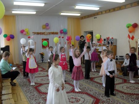 1.  Песня «9 Мая»  – и в небо взлетают шары!