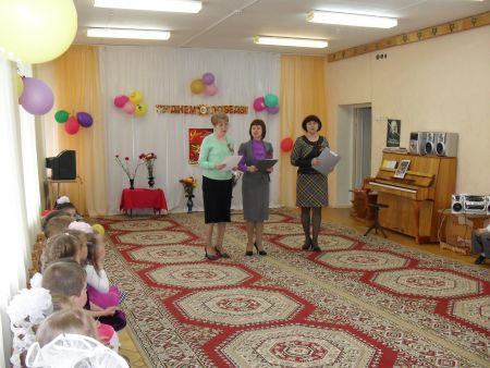 3 «Эх, путь-дорожка, фронтовая…». Попурри из военных песен поют педагоги ДОУ.