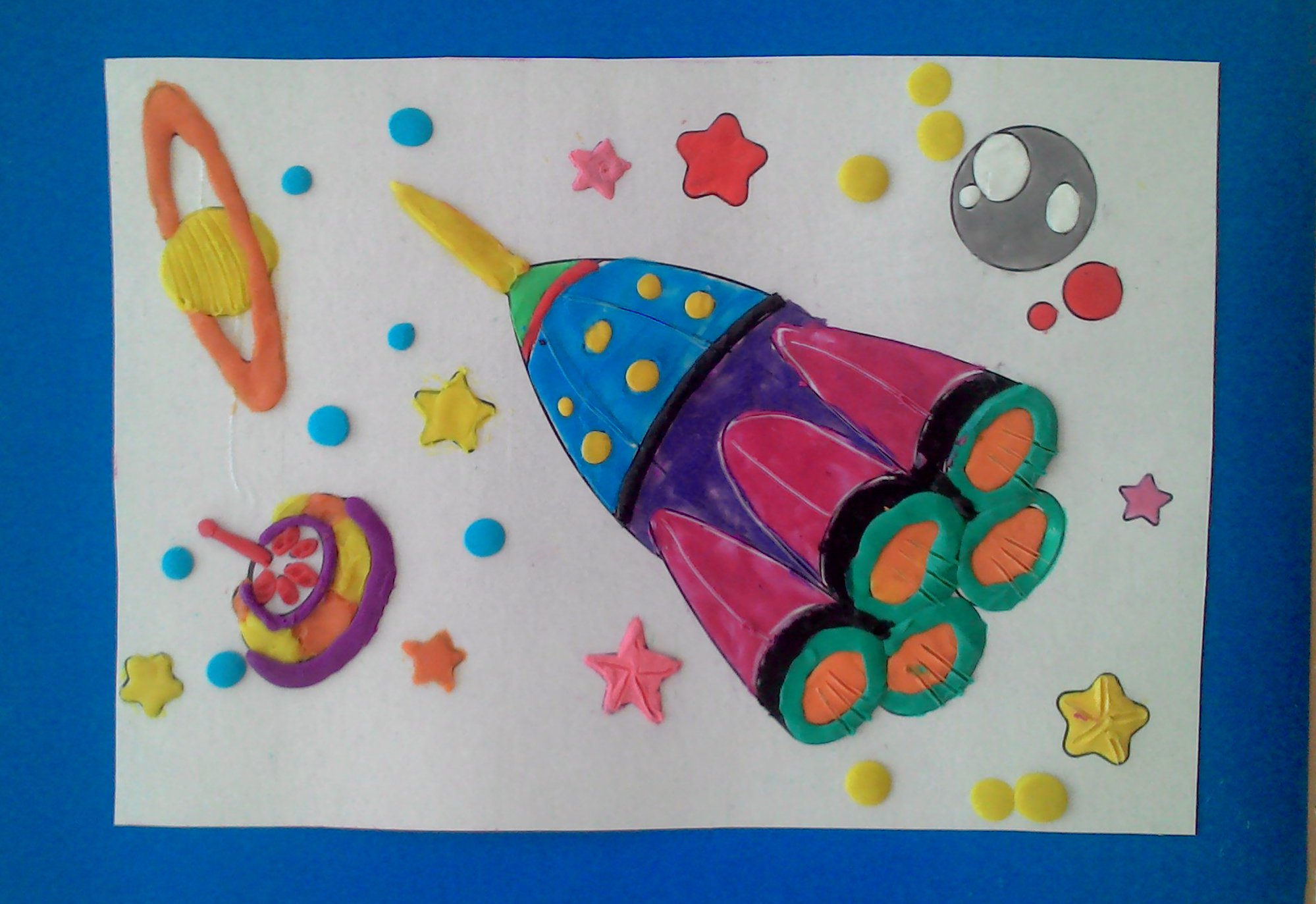 Нод день космонавтики. Ракета в космосе пластилинография. Пластилинография для детей ракета космос. Пластилинография ко Дню космонавтики в старшей группе. Поделка из пластилина космос.